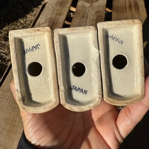 VINTAGE DECORATIVE COLLECTIBLE BOOK SHAPED SALT CLOVES PEPPER SHAKERS W/ ROOSTER - Picture 7 of 8